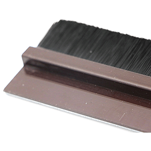 Burlete adhesivo en PVC rígido con cepillo 1m Marrón